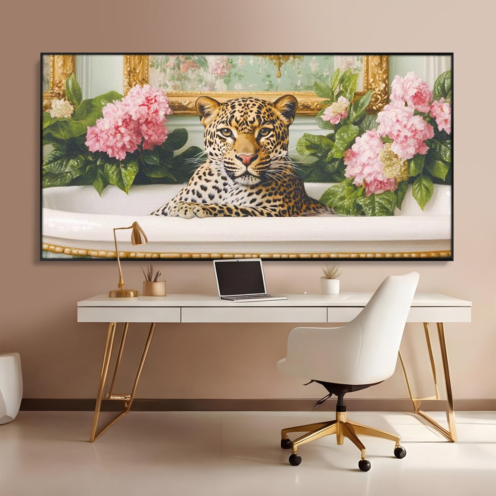 Tablou canvas cu tablou canvas cu leopard in cada, in rama de aluminiu negru, pe perete intr-un birou